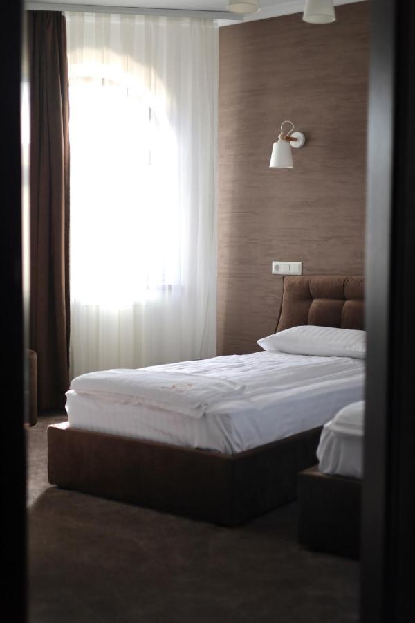 River Stone Hotel Sheshory Exterior photo